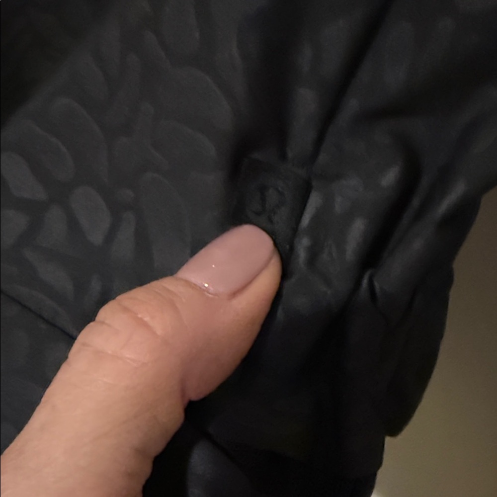 Lululemon Athletica Black Patterned Sweatshirt with Ruched Back Hemline - Picture 4 of 10